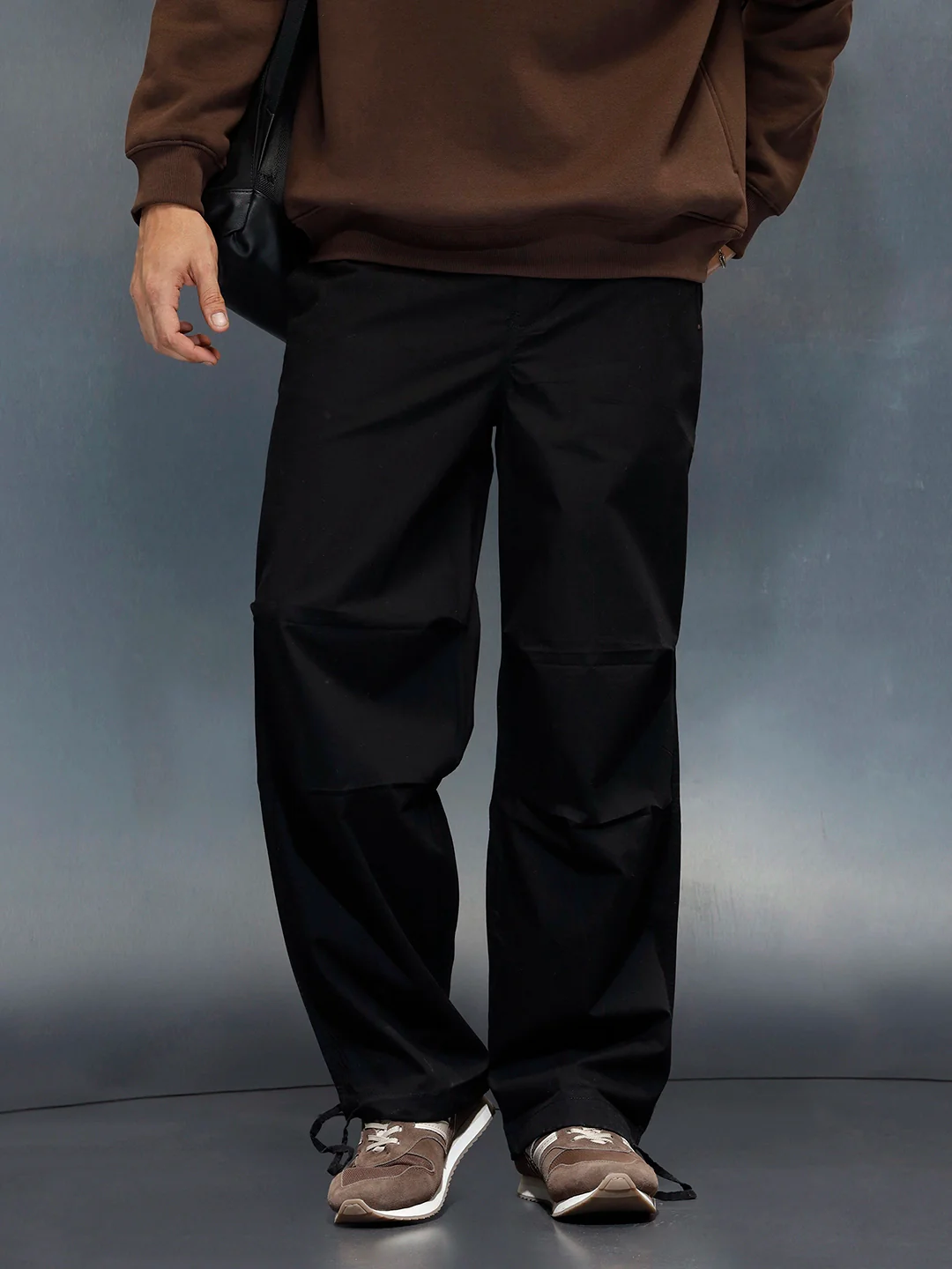 Men's loose fit trouser with draw string in the hem | Black