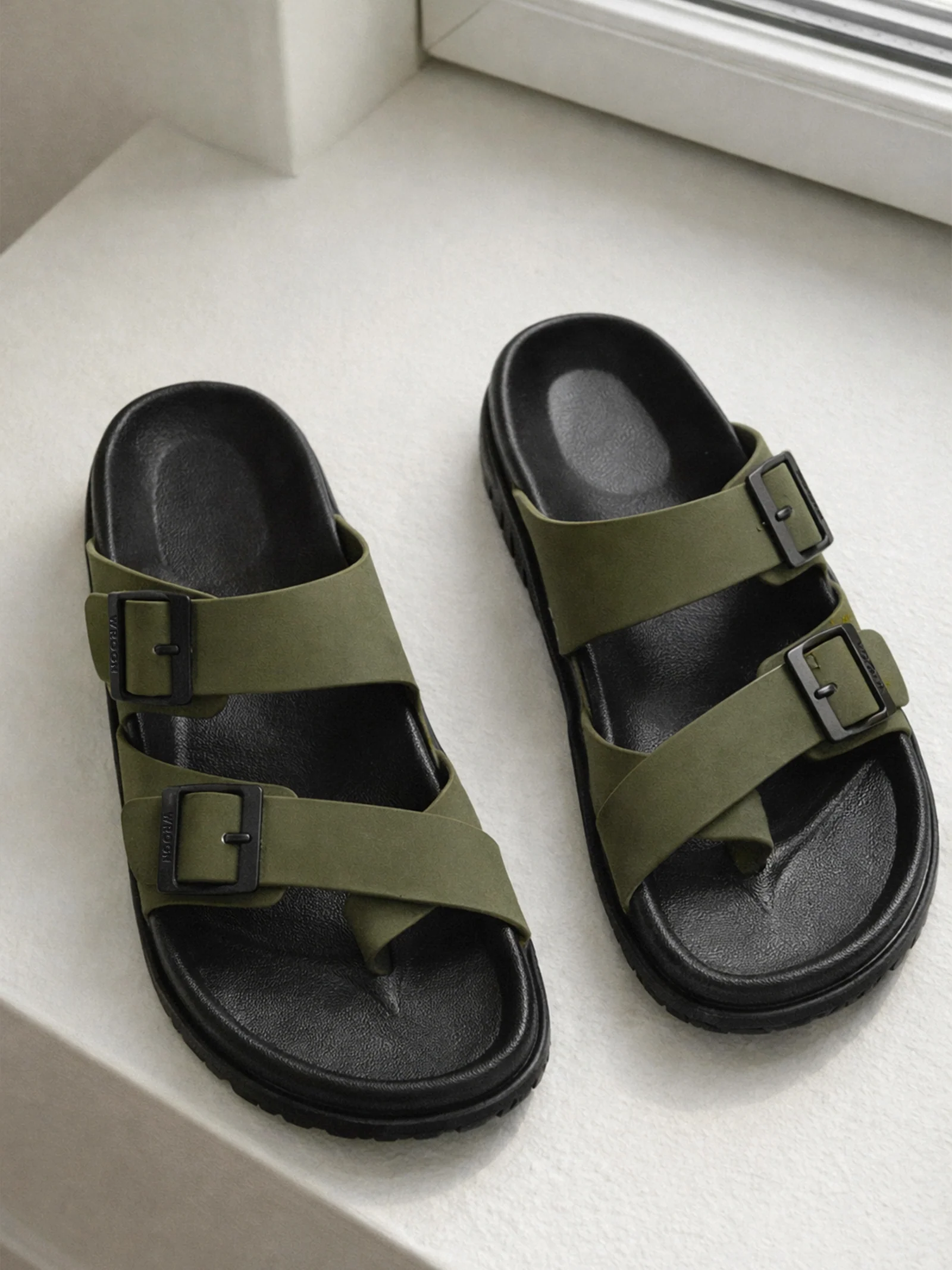 Open footwear | Forest Lock
