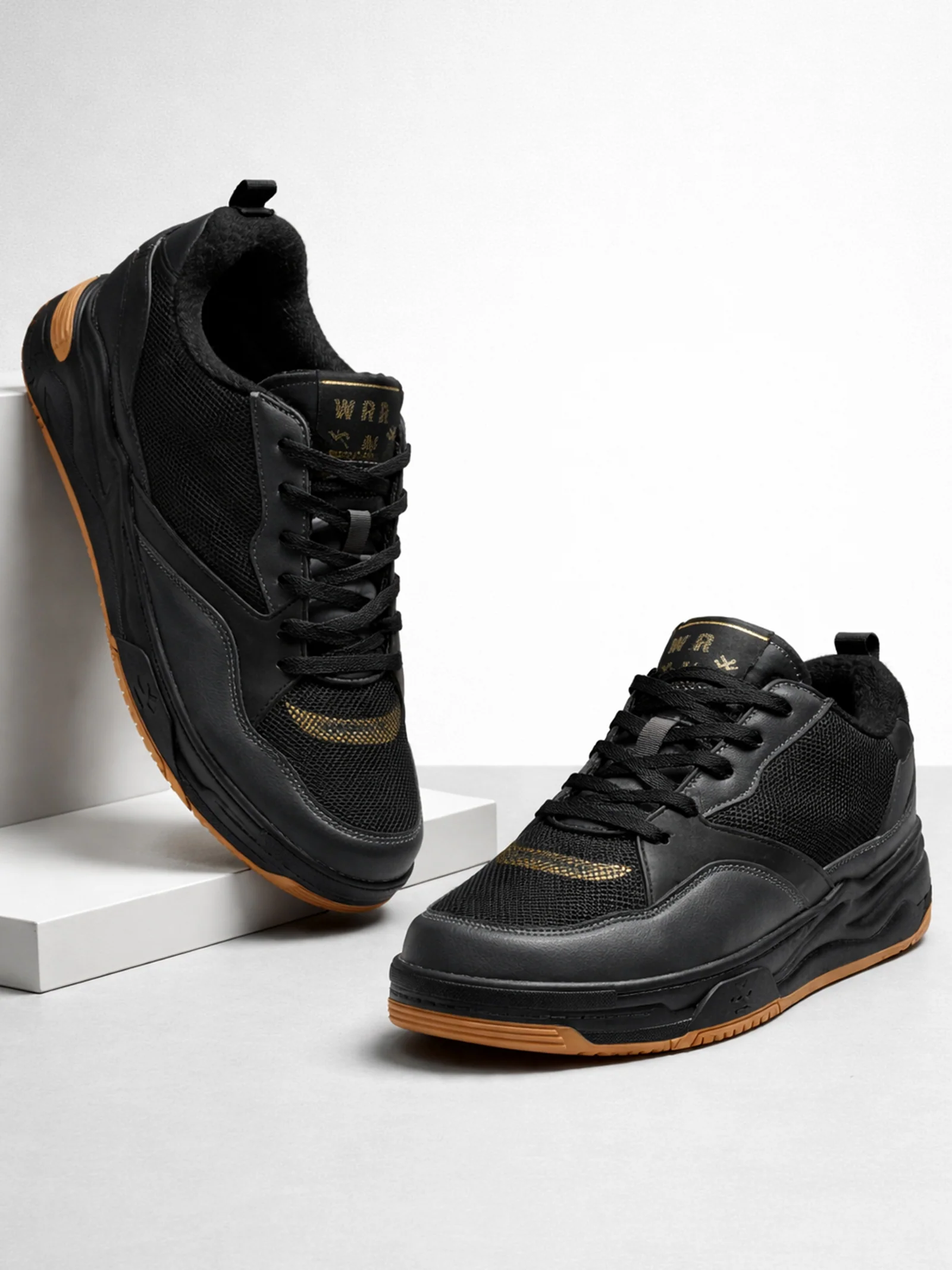 Sneakers | Manhattan Goldstrike